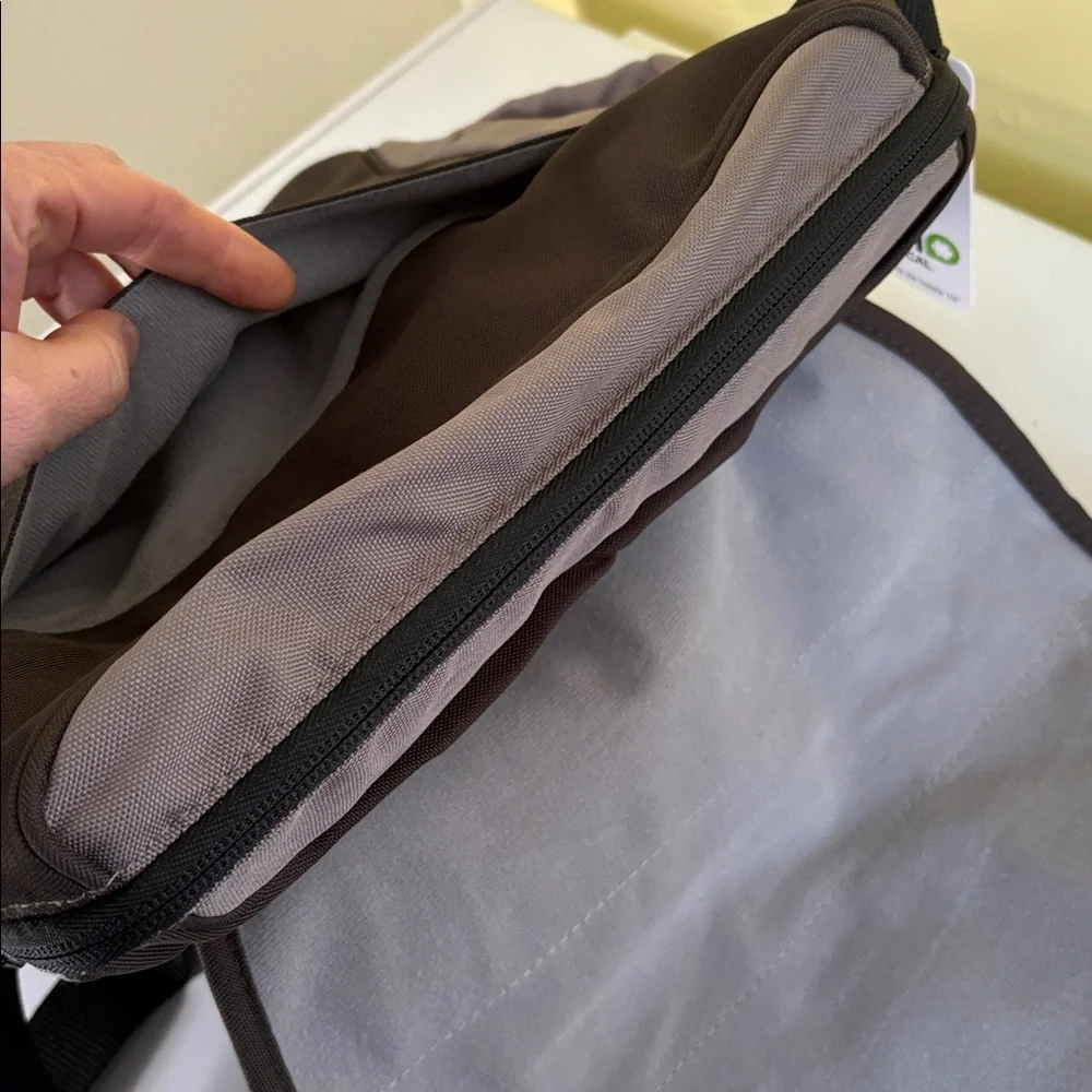 Smash NWT Gray Poly Vertical Slim Laptop Messenger Bag